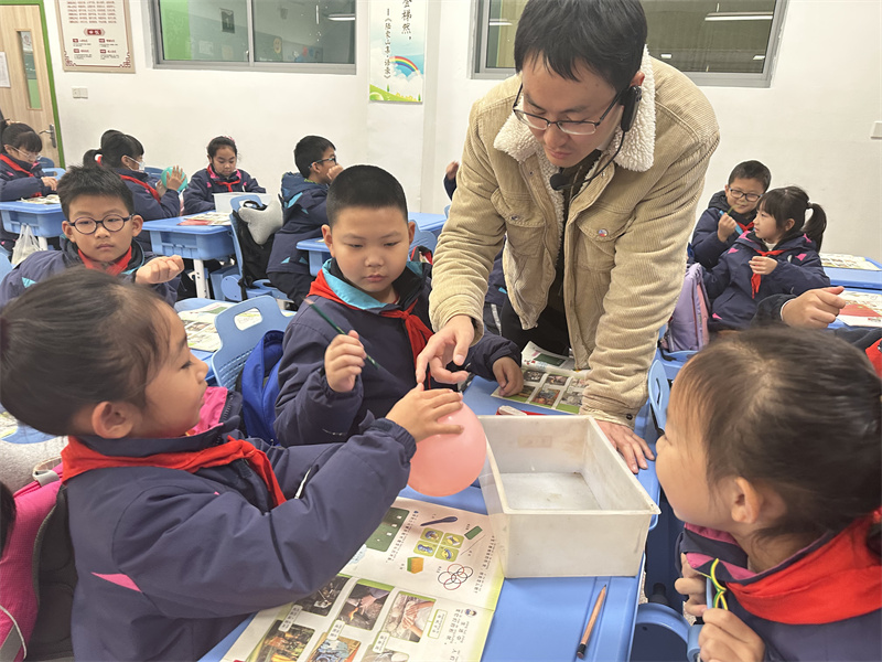 陆老师指导学生分组实验.jpg