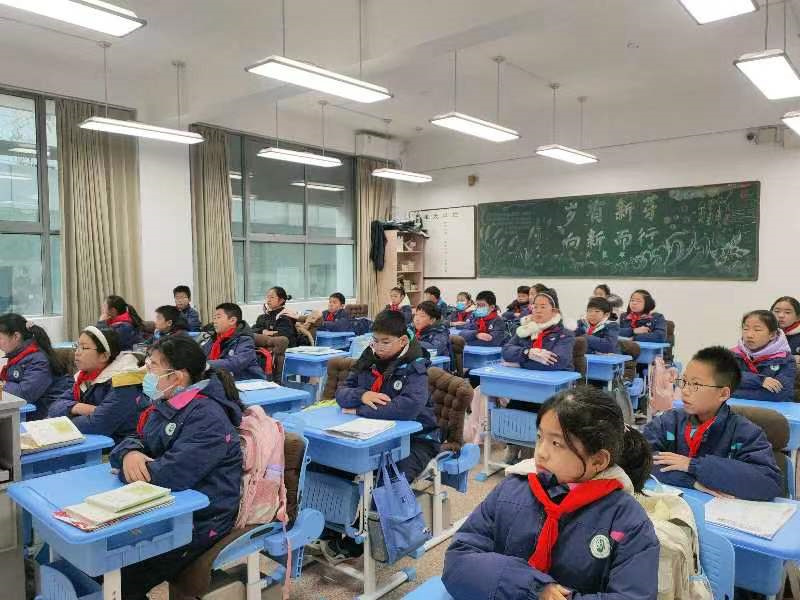 5学生认真聆听.jpg