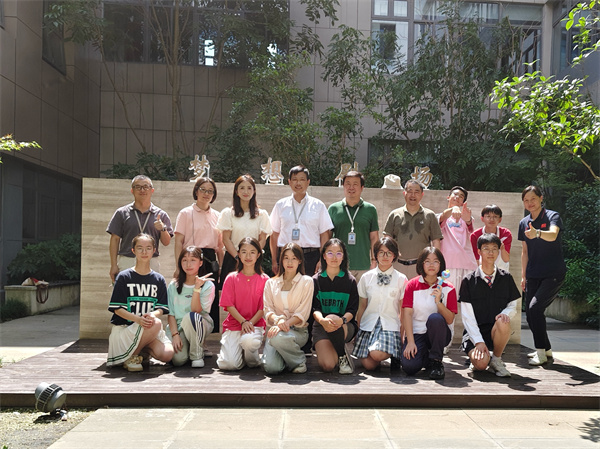老师与表演同学合影.jpg 老师与表演同学合影.jpg