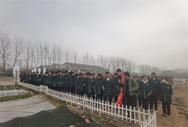 参观桂花村“开心农场”.jpg
