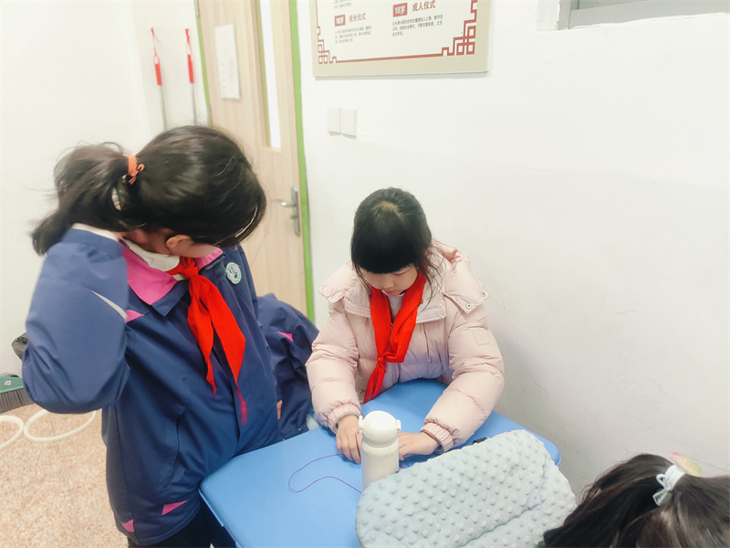 图2 六年级的哥哥姐姐门走进二年级课堂，教弟弟妹妹们编织手链3.jpg