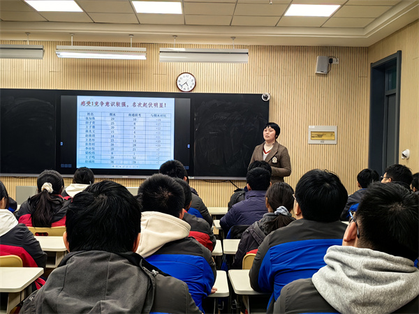 郭永仪老师主持班会.jpg