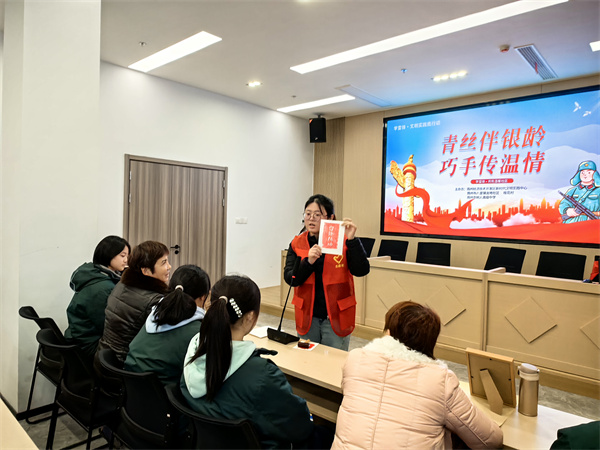制作“学雷锋”主题拓印.jpg