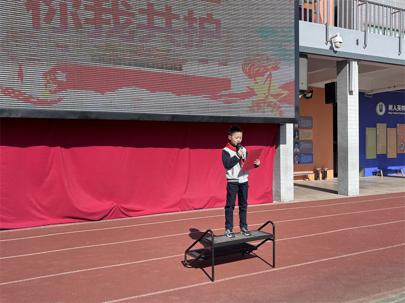 二年级王嘉木国旗下演讲.jpg 二年级王嘉木国旗下演讲.jpg