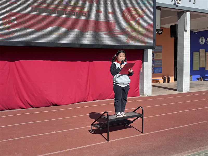 二年级陈汐葳同学主持升旗仪式.jpg 二年级陈汐葳同学主持升旗仪式.jpg