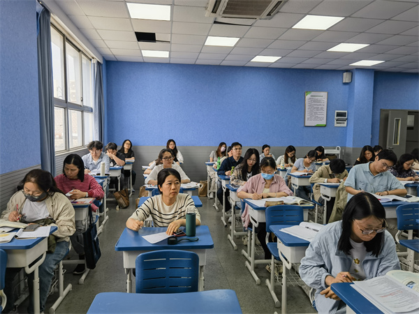 工作坊新教师认真观课2.jpg