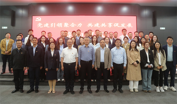 与会全体党员同志合影留念.jpg