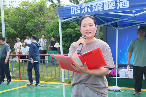 年级组长王菁主持表彰会.jpg