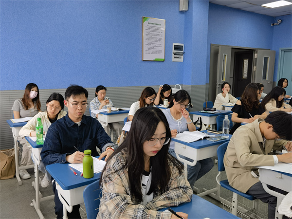 工作坊新教师认真观课1.jpg